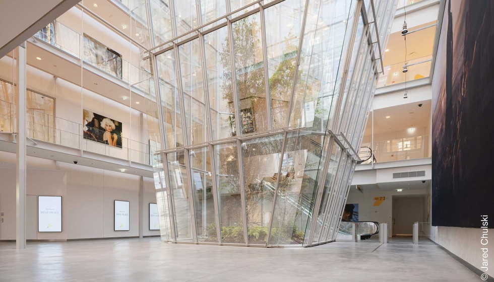 Pir�mide de cristal invertida que domina la �piazza� de 300 metros cuadrados situada detr�s de la zona de entrada del Path� Palace...