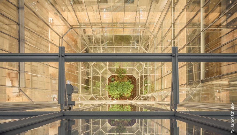 La pir�mide invertida interior de acero y vidrio alcanza una anchura de 29 metros para crear una abertura di�fana de 154 metros cuadrados...