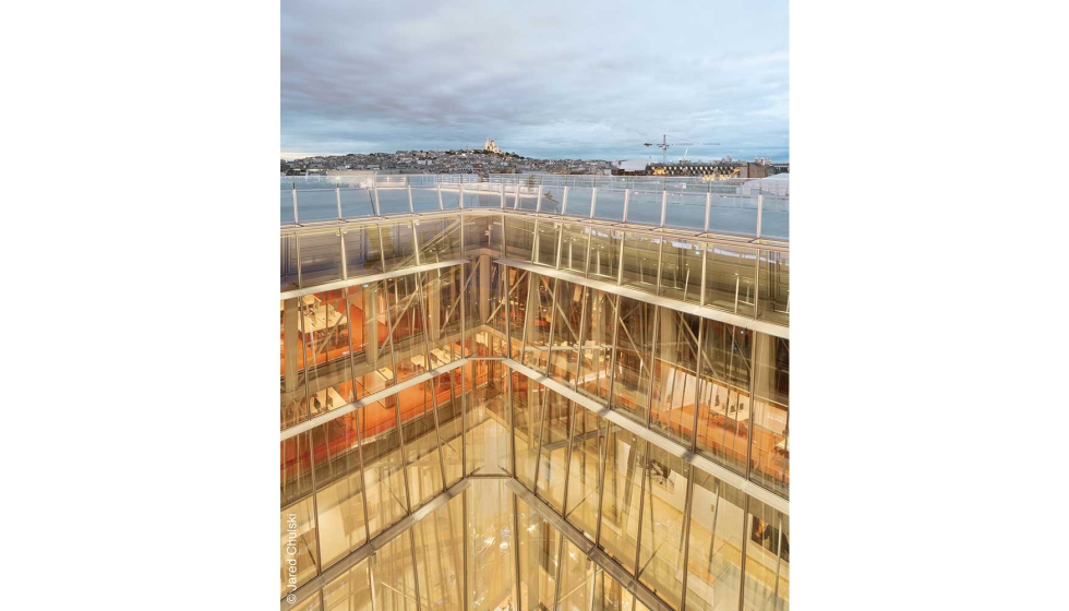 Las propiedades de Super Spacer son clave clave para la formaci�n de esquinas limpias en el sellado de los bordes...