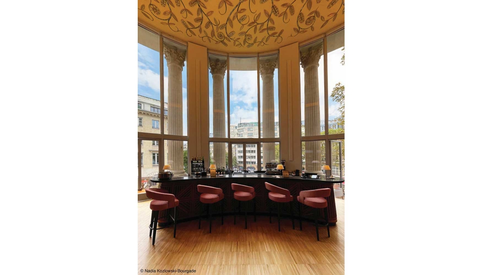 Detalle de las vistas desde los vidrios XL de doble curvatura en la fachada rotonda del Path� Palace...