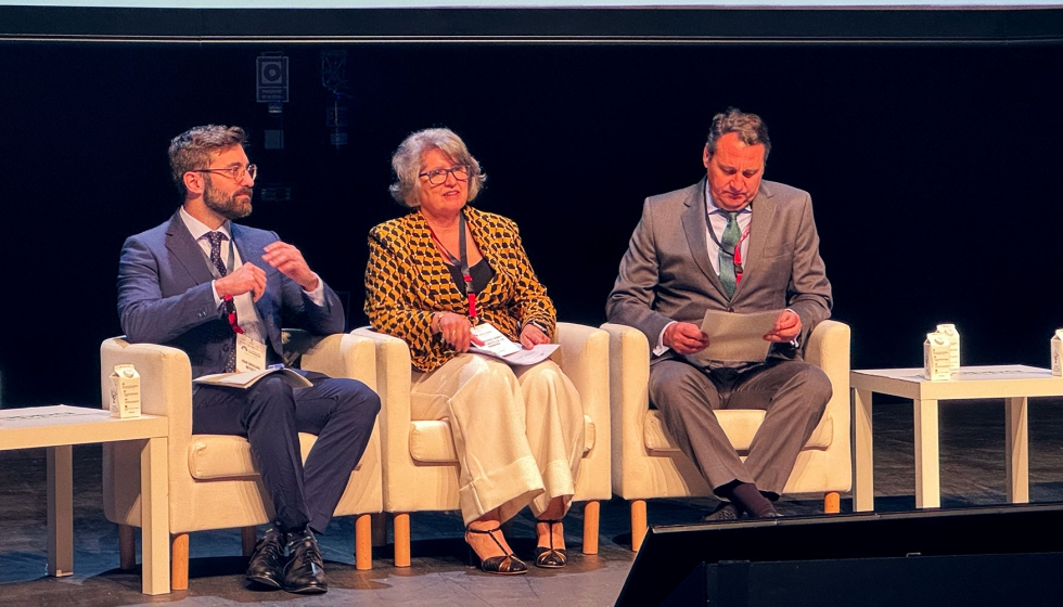 El secretario de Estado de Energ�a, Joan Groizard; la consejera de Desarrollo Sostenible de Castilla-La Mancha...