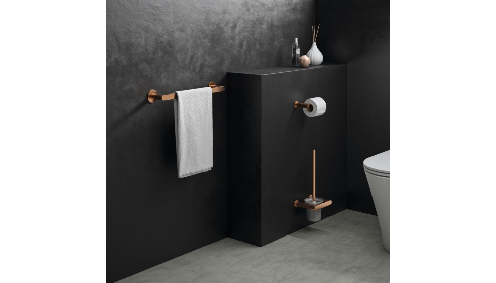 Toallero, portarrollos y escobillero de la gama de accesorios de ba�o Ergos de ramonsoler, en acabado cobre cepillado