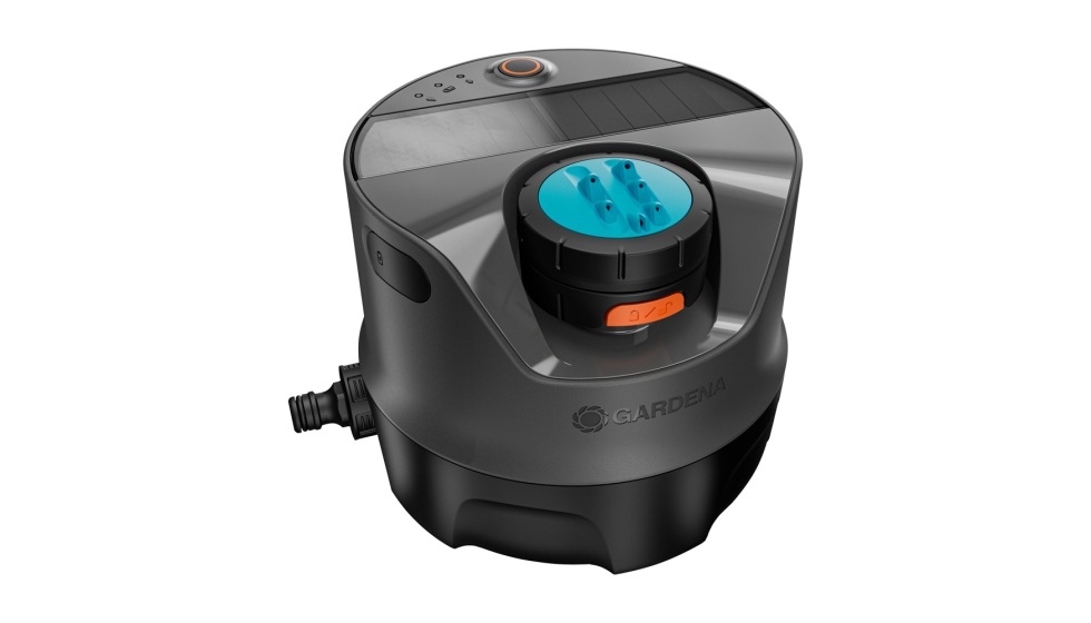 La forma del csped y el rea a regar cuentan con un control remoto a travs de la aplicacin gratuita Gardena Bluetooth...