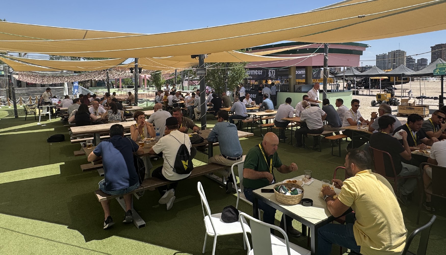 Numerosos profesionales quisieron acompa�ar a la gran familia de Vermeer en la celebraci�n del 10� aniversario de su filial espa�ola...