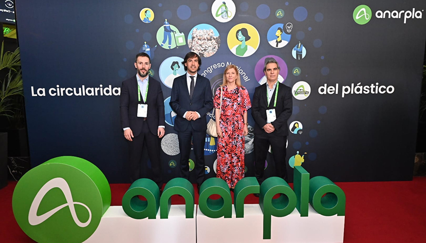 De izquierda a derecha, el director general de Anarpla, �scar Hern�ndez; el viceconsejero de Medioambiente...