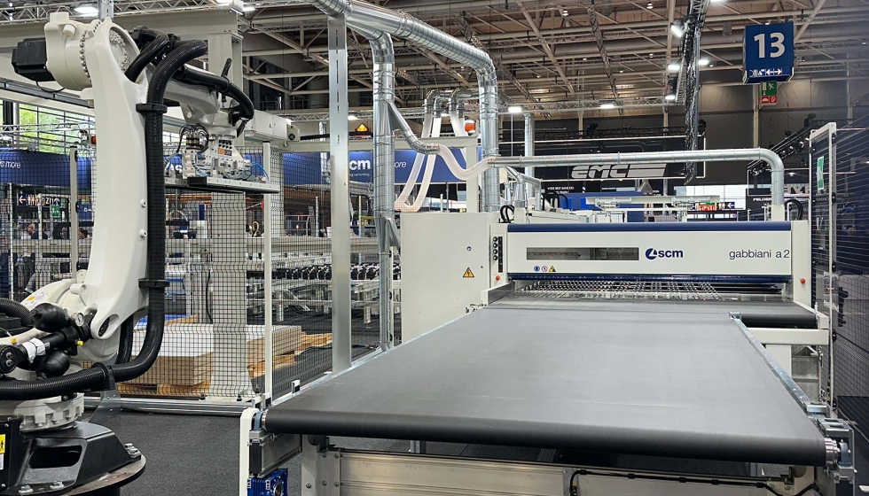 Seccionadora angular Gabbiani a2 con un almacn automtico de tableros Flexstore hp en entrada, un robot antropomrfico en salida...