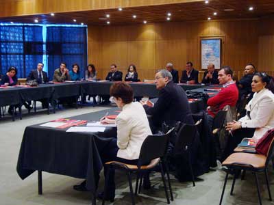 Imagen general de la sala con algunos de los asistentes a la reunin