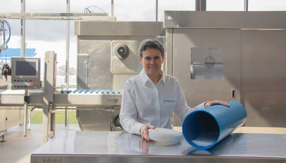 Carole Tonello, vicepresidenta de Hiperbaric, con el contenedor de altas presiones patentado