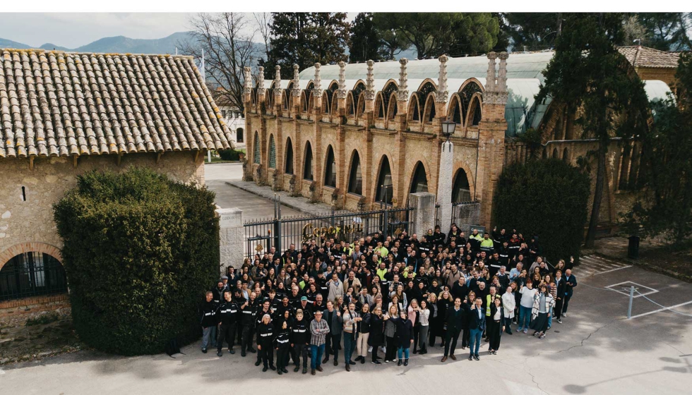 El equipo de Ravent�s Codorn�u delante de la sede de la compa��a