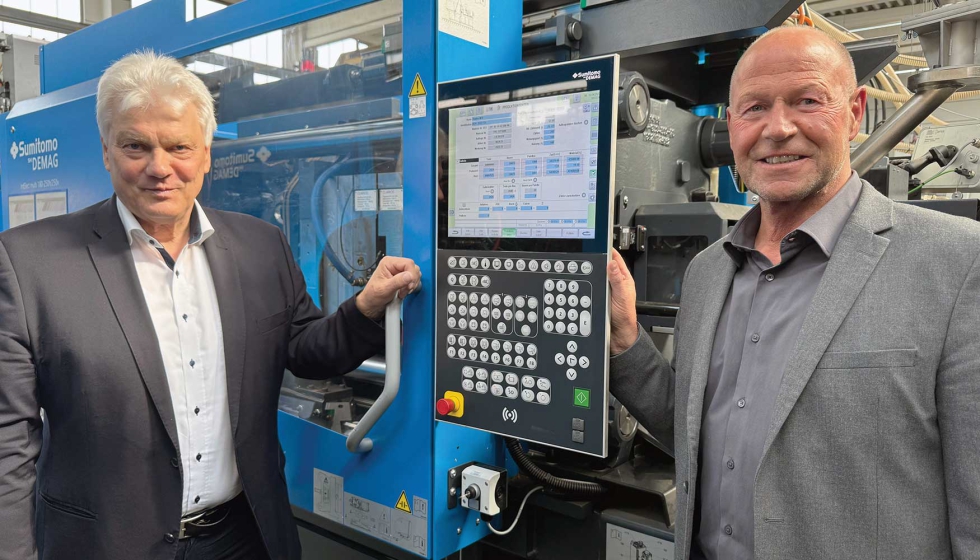 Gerald Fiedler (izquierda), ingeniero de ventas de Sumitomo (SHI) Demag, y Ralf Schiefer...