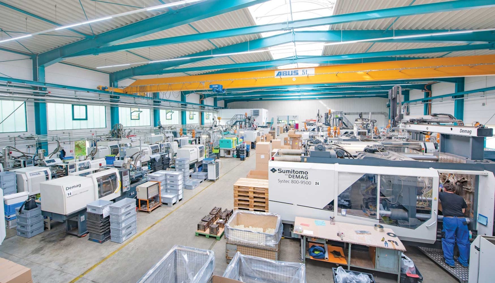 La mayor�a de las 140 m�quinas de moldeo por inyecci�n que actualmente funcionan en SK, incluida la planta 2 de Crottendorf (en la foto)...