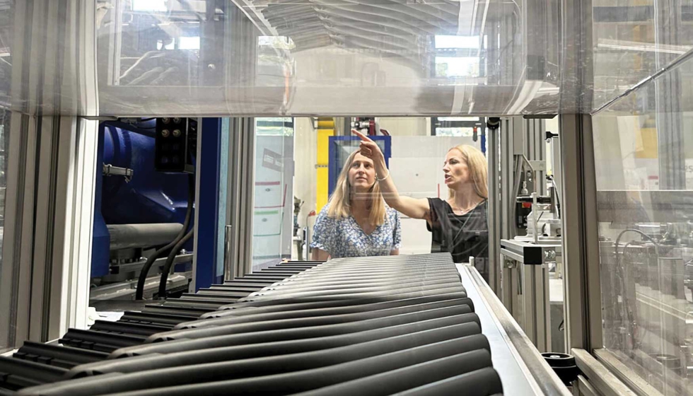 Siempre en busca de posibilidades de optimizaci�n: �lise Sellmayr (derecha), aqu� junto a la especialista en marketing Janina Behn. (Foto: Wittmann)...