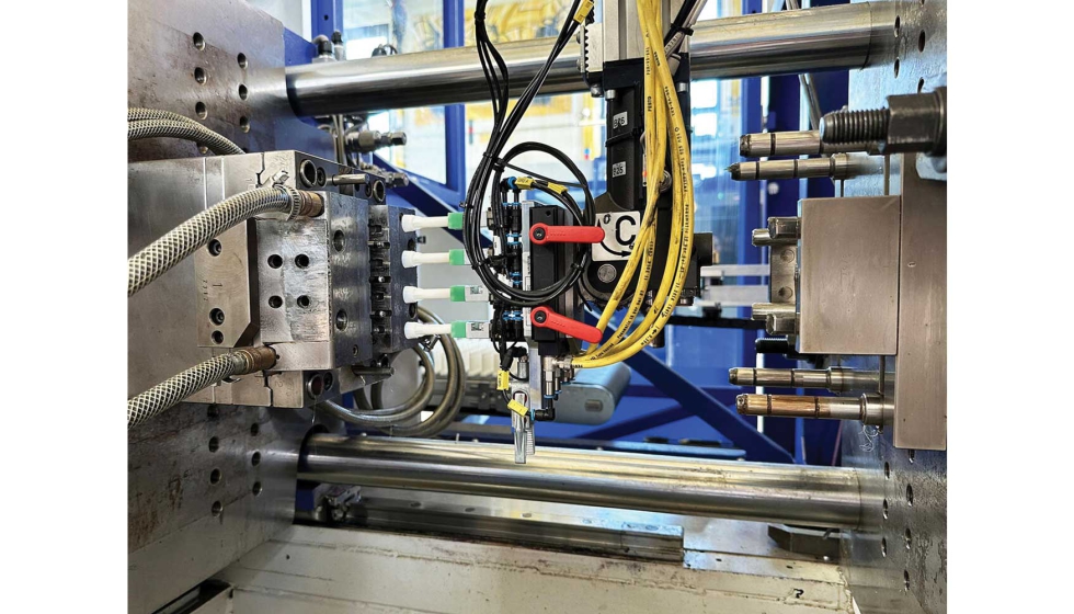 El robot lineal Wttmann integrado en el sistema de producci�n Insider retira los pistones del molde de 4 cavidades... (Foto: Wttmann)...