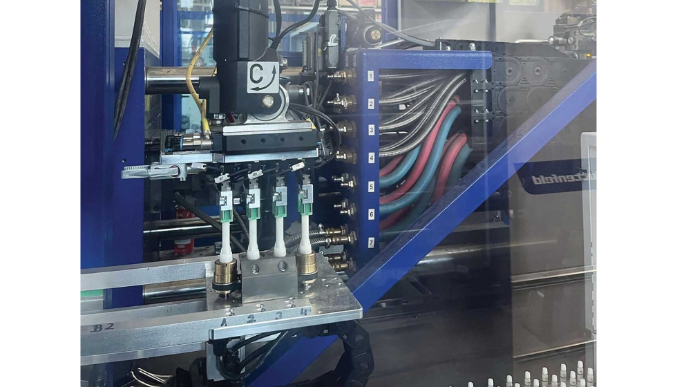  ....y los coloca en un carro de transporte que forma parte de la estaci�n de impresi�n integrada. (Foto: Mesto)