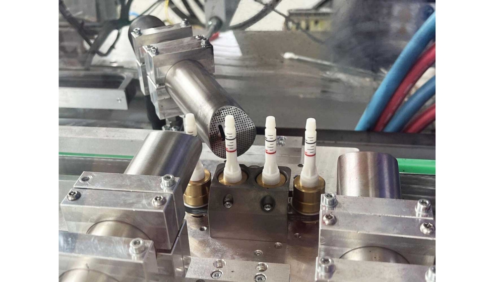 Las tres boquillas de impresi�n por chorro de tinta colocan un anillo rojo y otro negro, adem�s de una escala, en cada pist�n...