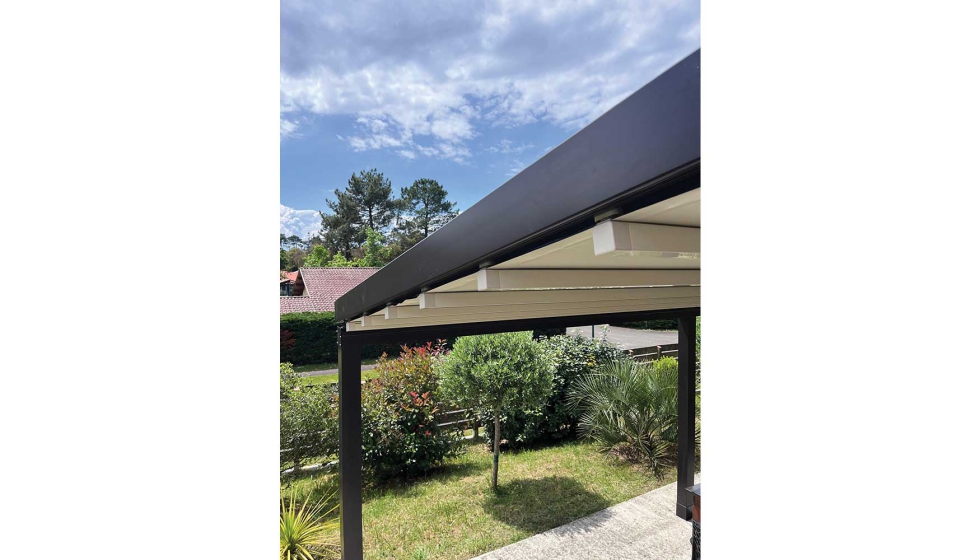 Cubierta tensada que asegura una gran proteccin interior a pesar de la lluvia