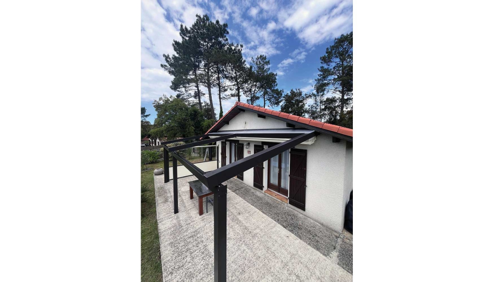 El techo retrctil se acciona cmodamente por motor para elegir la posicin que ms conviene al usuario