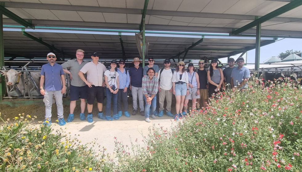 Foto de familia del proyecto Repair en una de las granjas de vacuno de leche visitadas