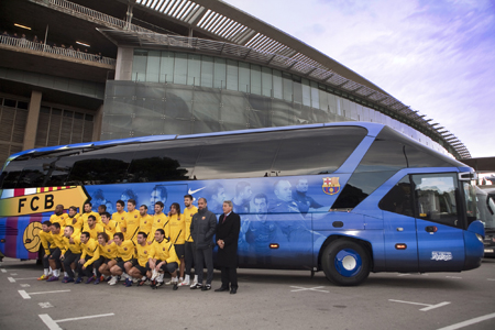 Plantilla del primer equipo de ftbol del F.C. Barcelona, junto al nuevo autocar