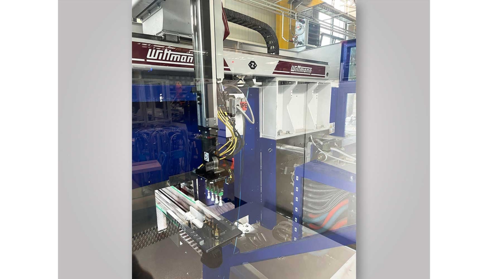  Tras la impresi�n, el robot deposita los man�metros de pist�n en la cinta transportadora situada justo al lado de la estaci�n. (Foto: Mesto)...