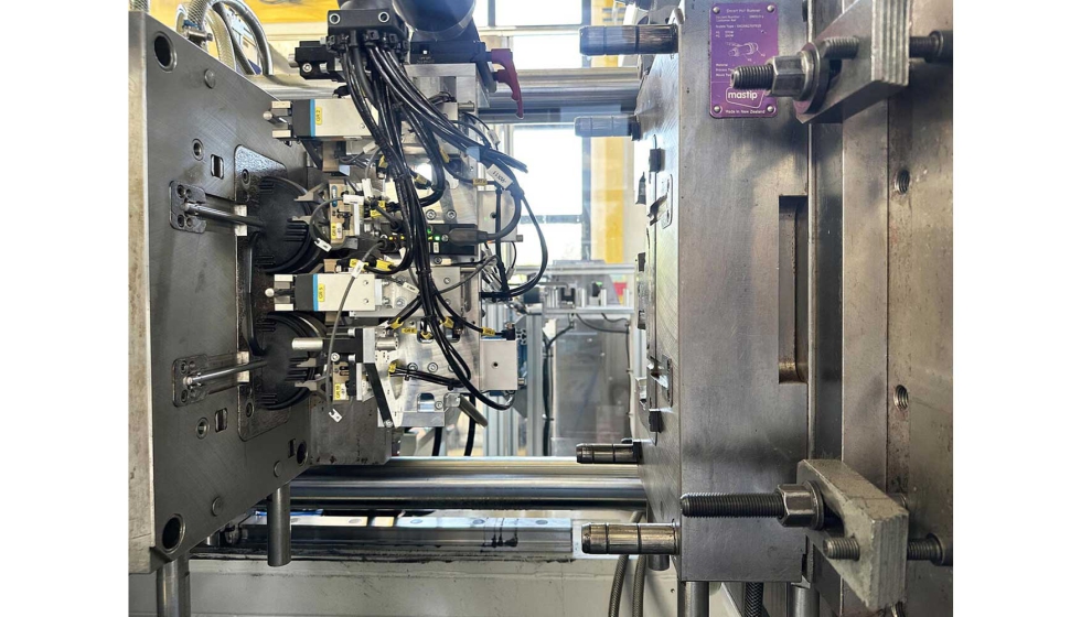  La particularidad de la producci�n de las tapas de los recipientes a presi�n es que la inserci�n de las varillas met�licas y la extracci�n de las...