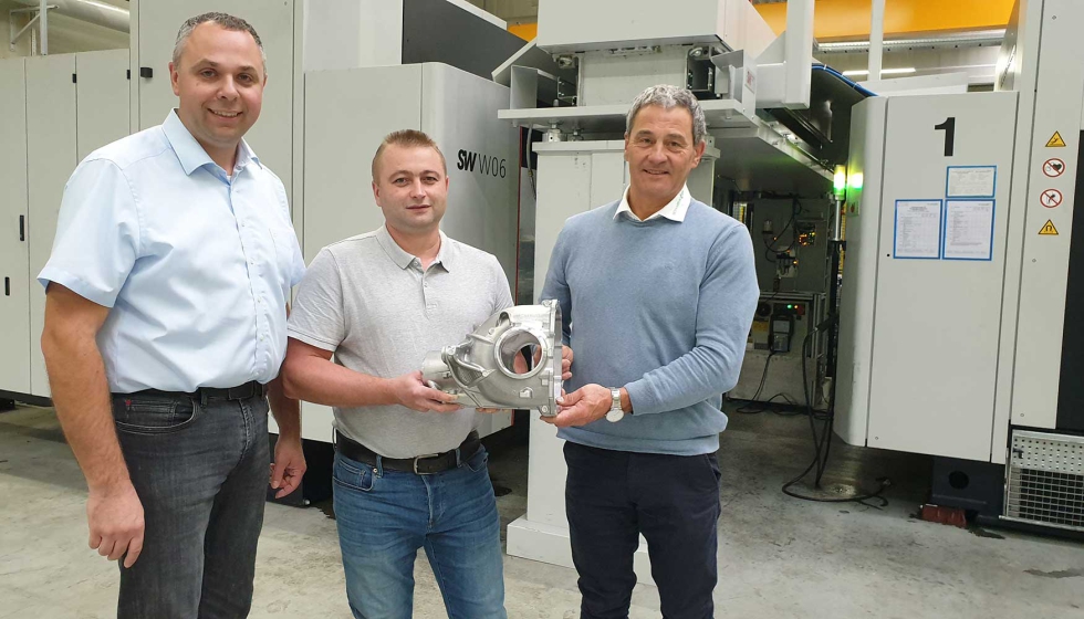 Presentando una carcasa de eje trasero (de izq. a dcha...