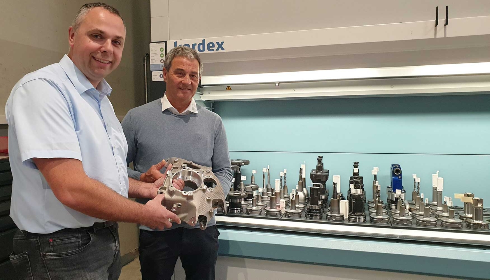 Helmut H�ckl, director general de Schabm�ller (a la derecha), y Stephan Streck, consultor t�cnico de Mapal, con un portacubos...