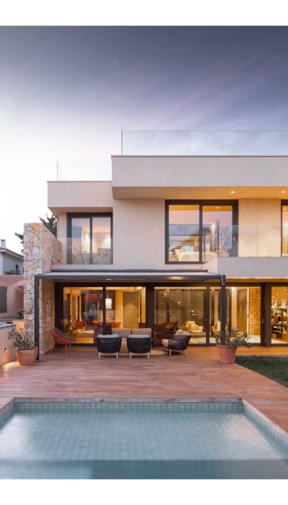 Imagem da zona exterior da casa com a piscina e a zona de chillout