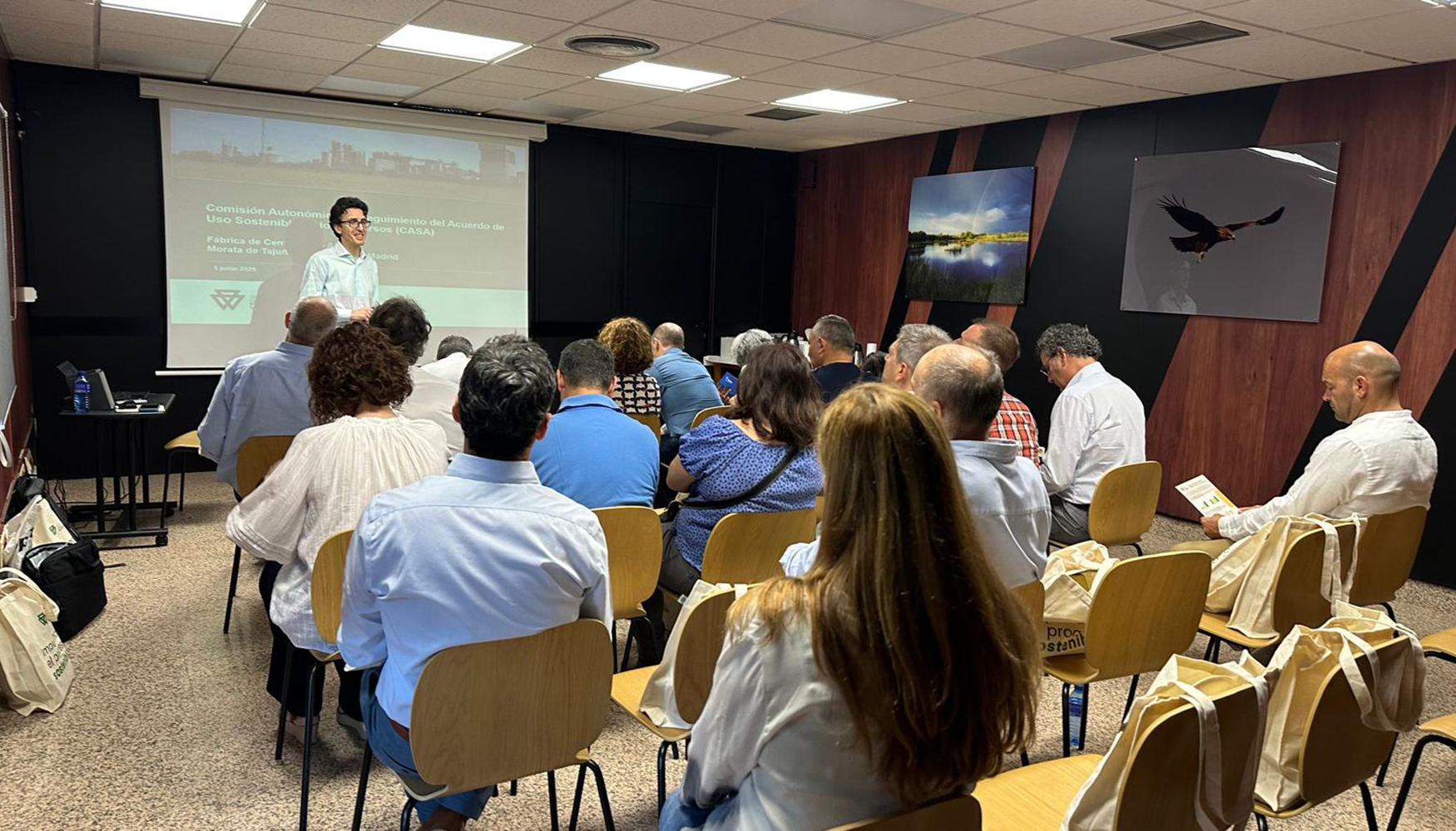 Imagen de la reuni�n de la 'Comisi�n Auton�mica de Seguimiento del Acuerdo para el Uso Sostenible de los Recursos en la Comunidad de Madrid'...