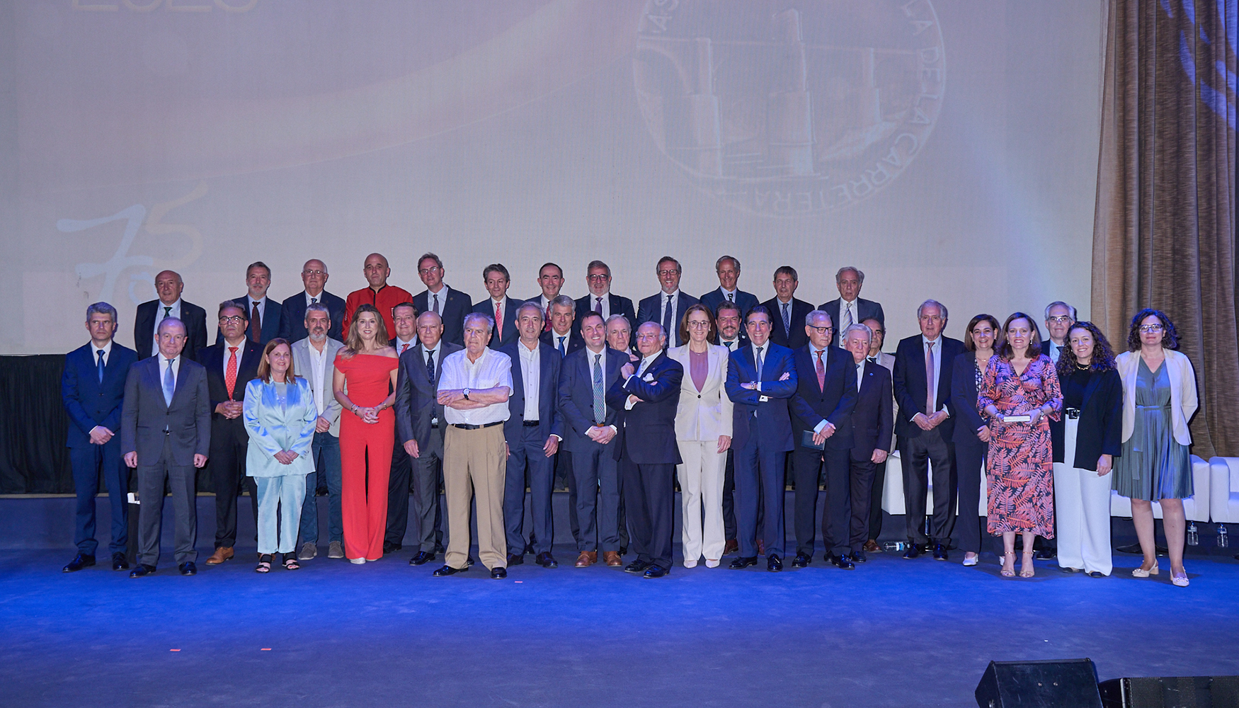 Foto de familia de los galardonados en las Medallas de la Carretera 2025. Foto AEC