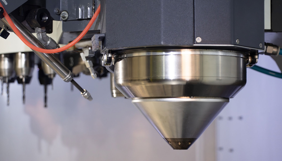 La integración del sistema Meltio Engine Blue en un CNC Haas permite combinar procesos aditivos y sustractivos en un único flujo de trabajo... La integración del sistema Meltio Engine Blue en un CNC Haas permite combinar procesos aditivos y sustractivos en un único flujo de trabajo...