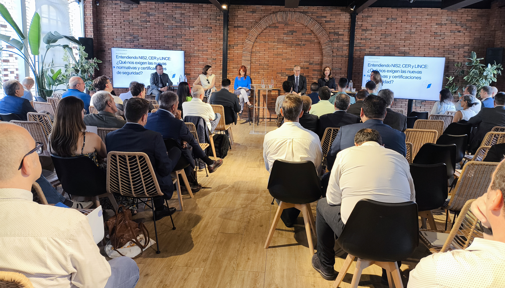 La primera mesa redonda abord la implementacin de la nueva normativa desde un enfoque institucional