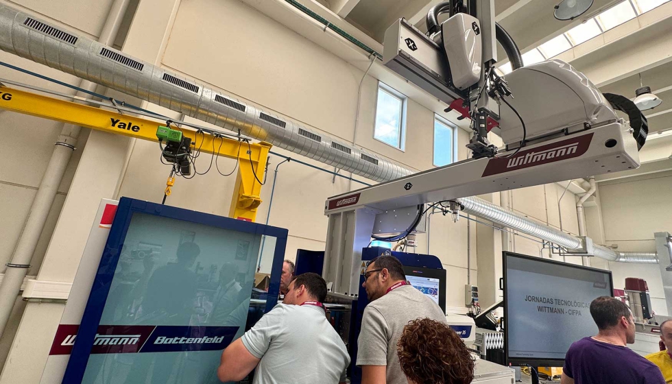 Los asistentes tuvieron ocasi�n de ver la m�quina, robot y perf�ricos de cerca