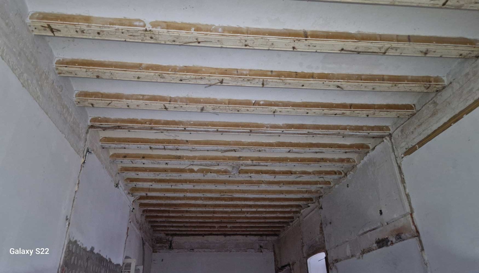 Estado original del forjado con viguetas de madera afectadas