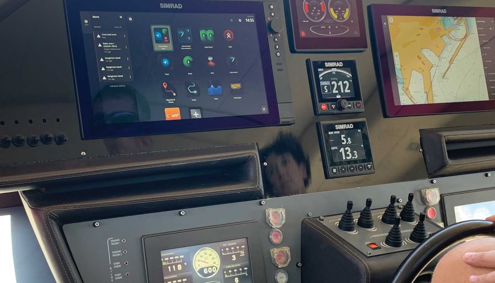 La nueva pantalla NSS 4 de Simrad, instalada y funcional en el yate Pershing