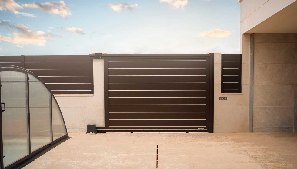 E-120 de Extrual: estilo, seguridad y confort para tus accesos este verano. Una soluci�n que se adapta al entorno