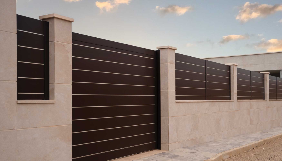 Las hojas del sistema de cancela E-120, de Extrual pueden alcanzar hasta 1�9 metros de ancho, lo que facilita el paso de personas...