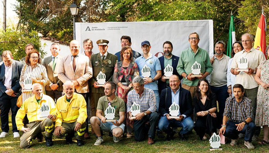 Foto de familia de los galardonados en el 40 aniversario del PN Sierra de Grazalema