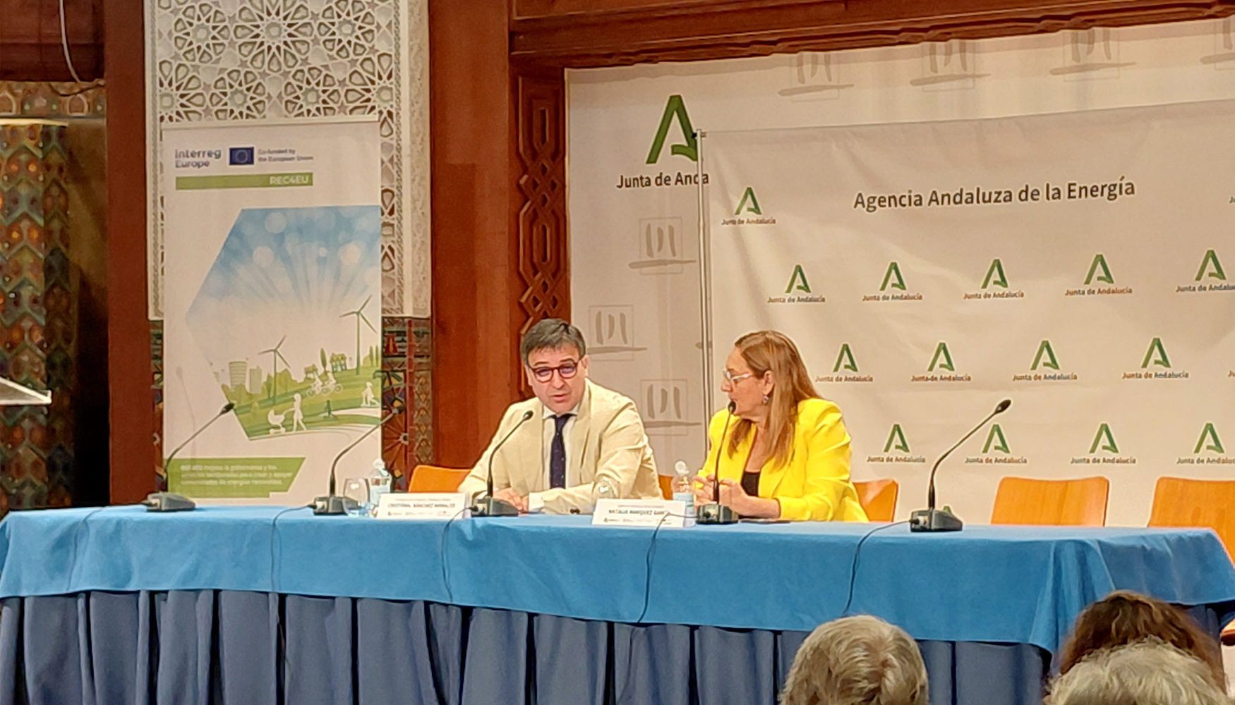 El viceconsejero de Industria, Energ�a y Minas, Crist�bal S�nchez, junto con la directora gerente de la Agencia Andaluza de la Energ�a...