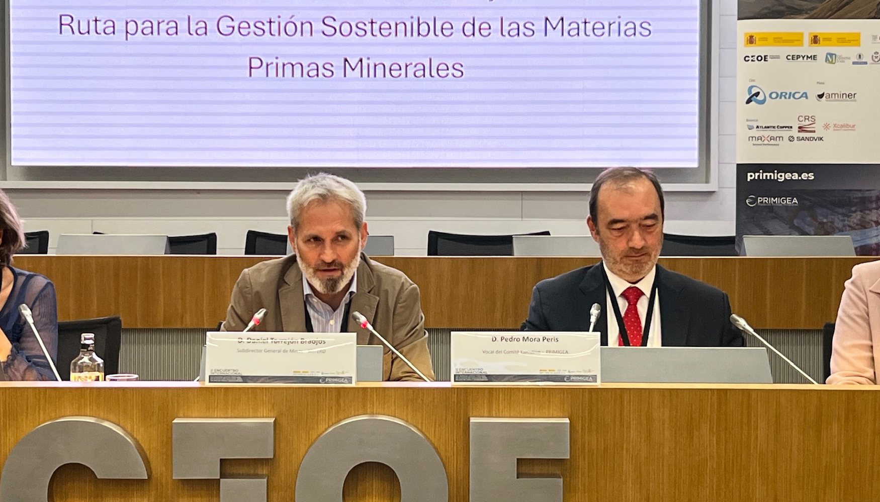 Intervenci�n de Daniel Torrej�n, subdirector general de Minas del MITERD (izquierda). Junto a �l, Pedro Mora, vocal del Comit� Ejecutivo de Primigea...