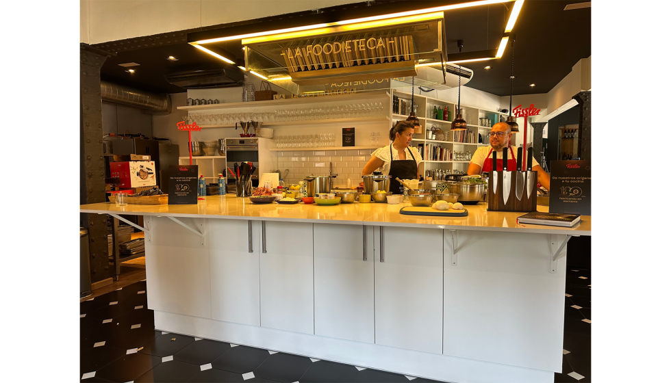 La chef Beln Otero, junto a Jos lvarez Lpez, Multi Brand Product Sales Manager en River International, S.A., durante la sesin...