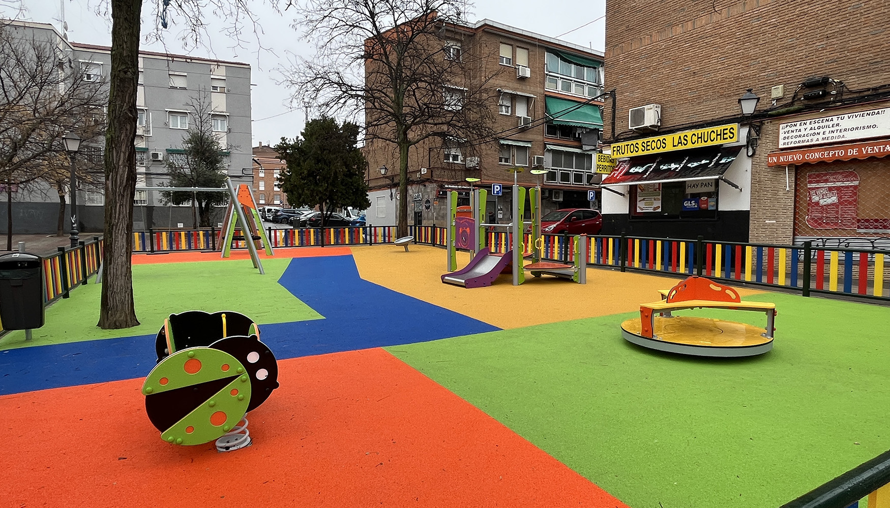 Imagen del parque infantil equipado por Industrias Agapito en la calle Sierra Aitana de Vallecas