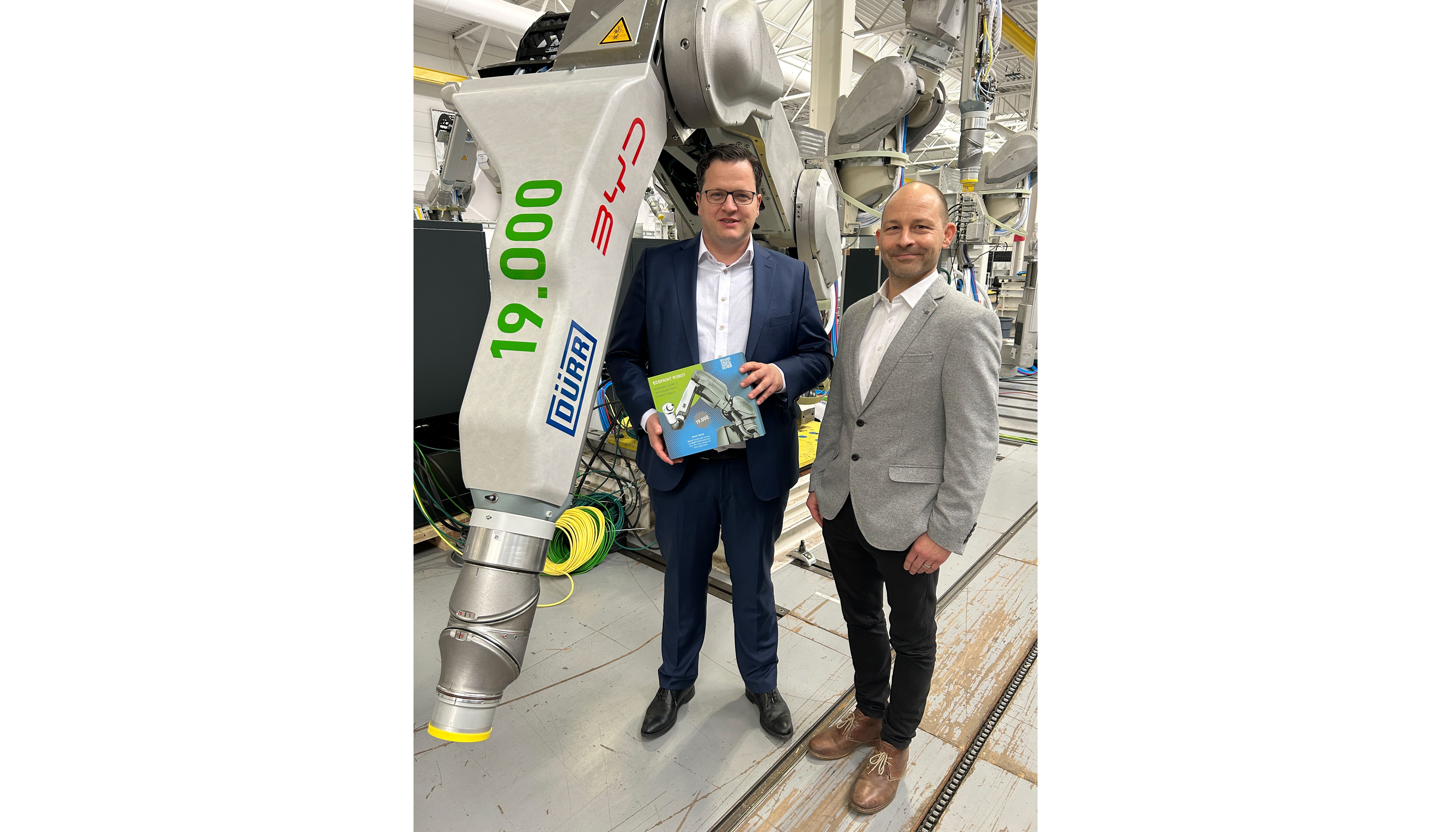 D�rr equip� los robots de limpieza de acci�n flexible con rodillos de plumas para eliminar con eficacia las part�culas de polvo y de suciedad de las...