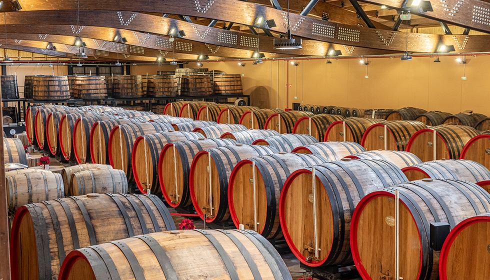 En los 4.000 metros cuadrados de la planta baja del nuevo edificio se ubican decenas de botas (algunas de hasta 100 aos) donde madura el vermut...