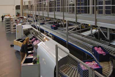 Terminal pick-to-tote, donde los trabajadores preparan la mercanca
