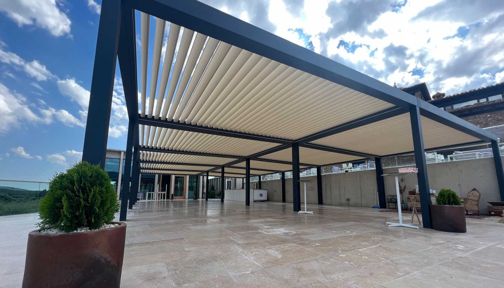 As lminas paralelas regulveis das prgulas bioclimticas instaladas pela Coperpal no hotel-restaurante Masa La Torre podem ser acionadas atravs...