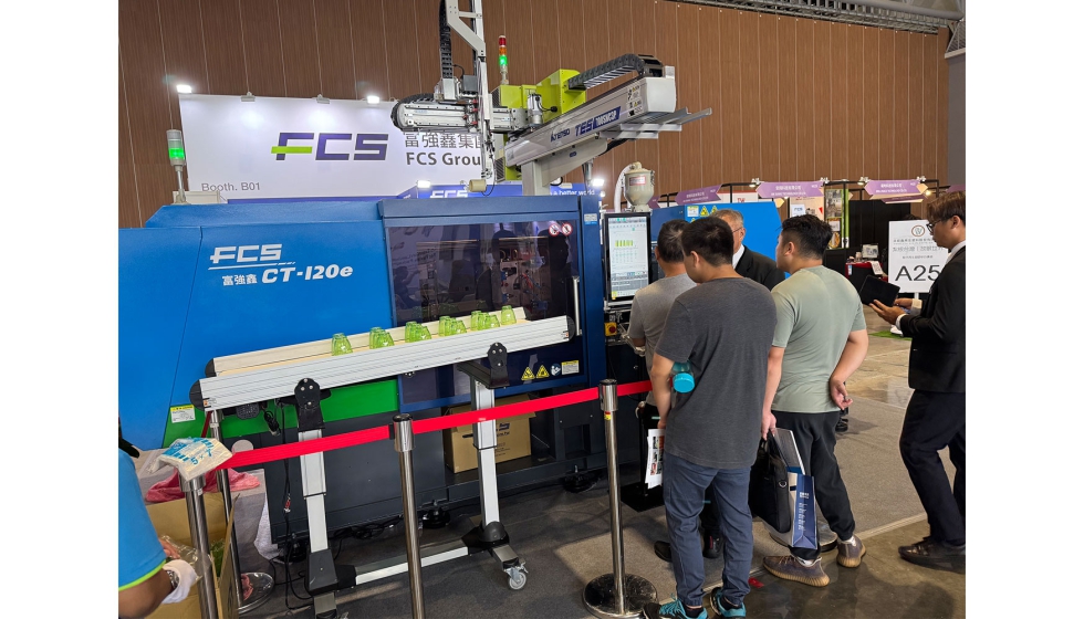 La inyectora de FCS inyectando vasos de PS capt la atencin de numerosos visitantes