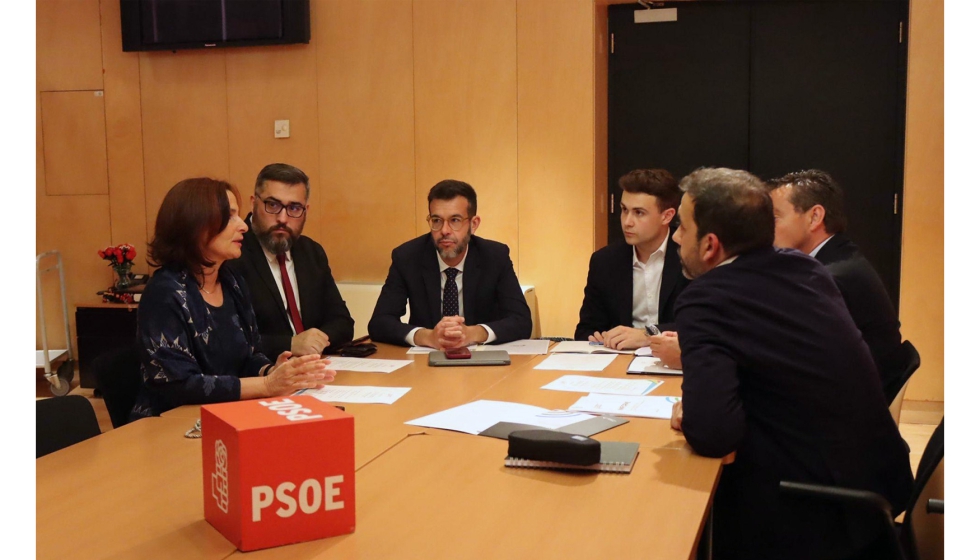 De izquierda a derecha, M� Luz Mart�nez Seijo, portavoz de Educaci�n del PSOE; Marc Lamu�, portavoz de la Comisi�n de Cultura; Amador Marqu�s...