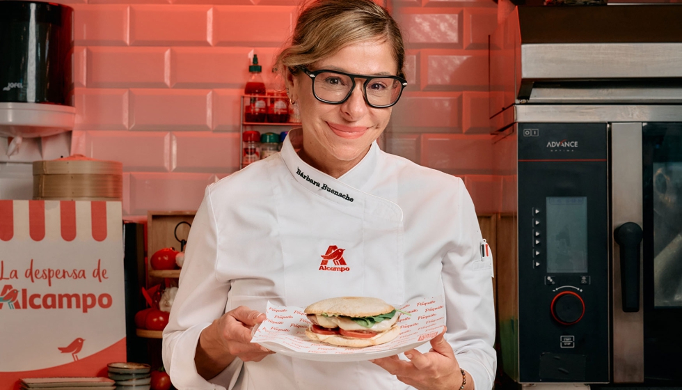 Brbara Buenache, chef ejecutiva de Alcampo con el Paquito Piripiri