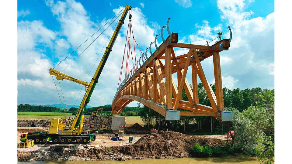 A ponte de madeira, com estrutura em arco, est localizada entre Ibero (Navarra) e a confluncia dos rios Arakil e Arga...